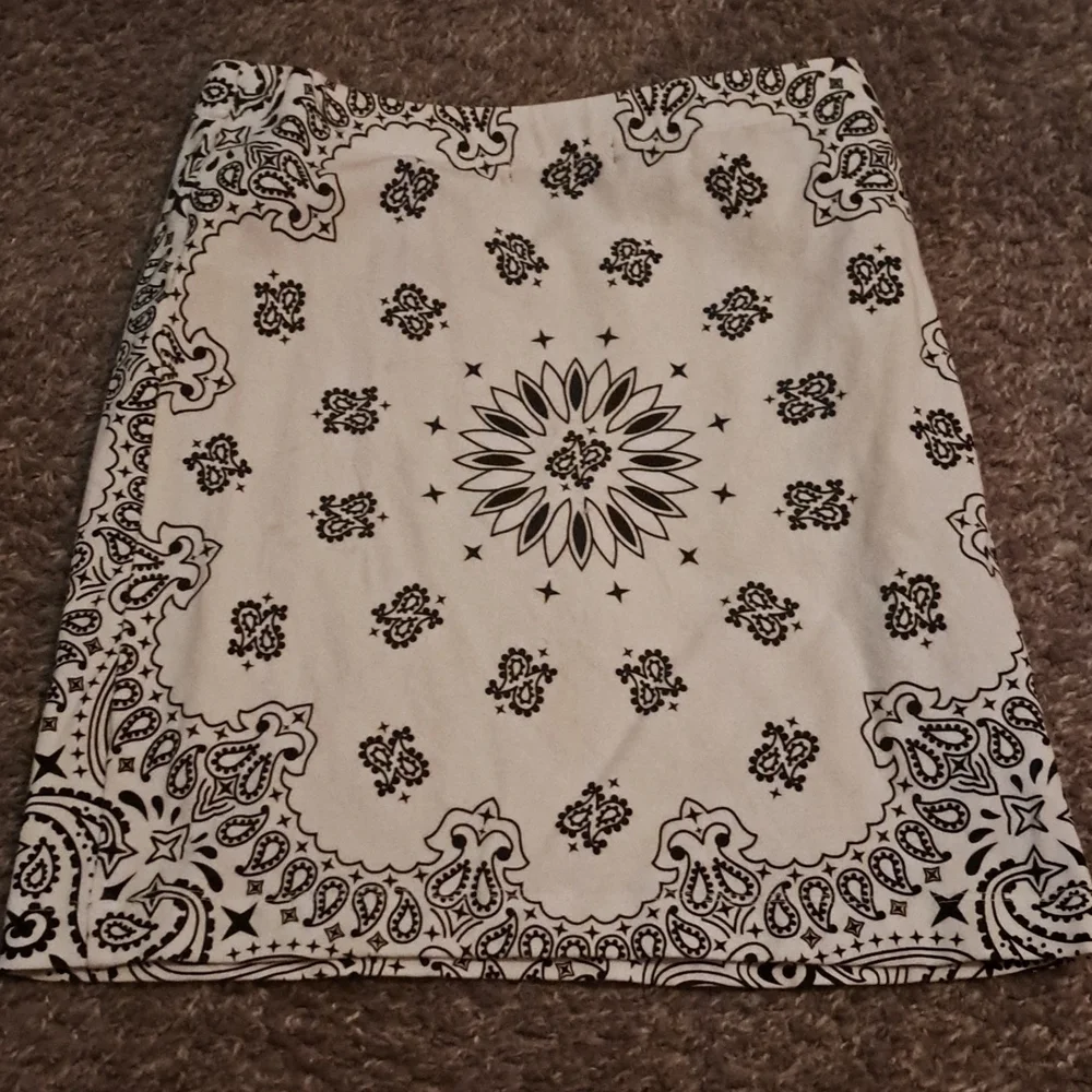 *3 for $15* Forever 21 Mini Patterned Skirt - Picture 3 of 3
